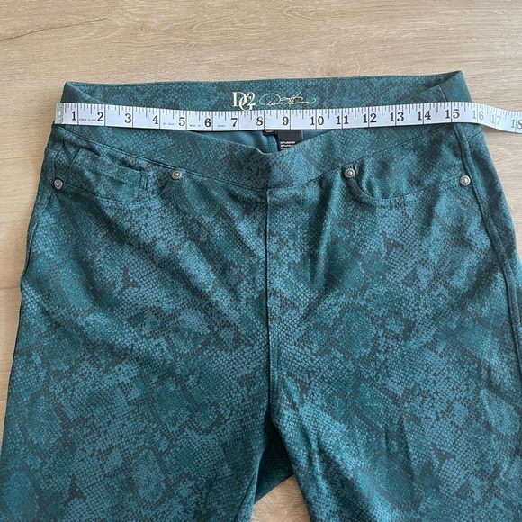 DG2 Diane Gilman pull on pants snake print Fitted SZ M - Picture 5 of 8